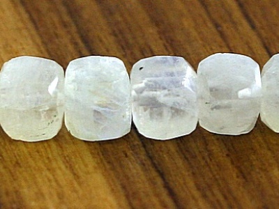 НК396В Лунный камень КУБИК 6-6.5 мм. За 1 шт.
